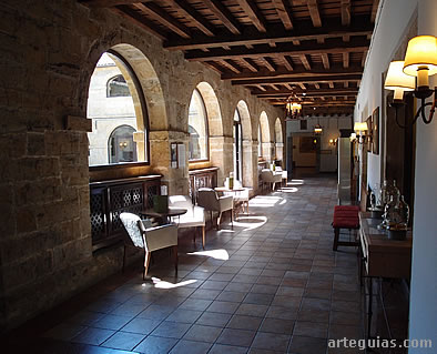 Una de las pandas del claustro de San Pedro de Villanueva, hoy parador de turismo