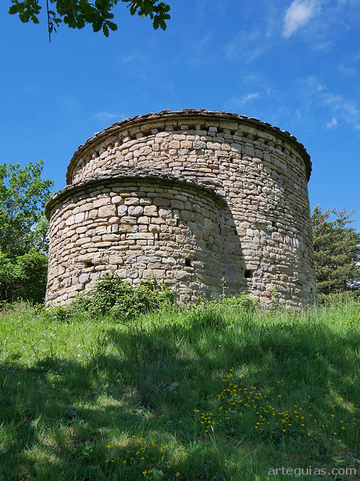 Iglesia de Sant Miquel de Lillet: &aacute;bside en primer plano