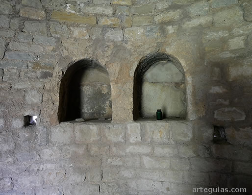 Credencias en la iglesia de Sant Miquel de Lillet, Barcelona