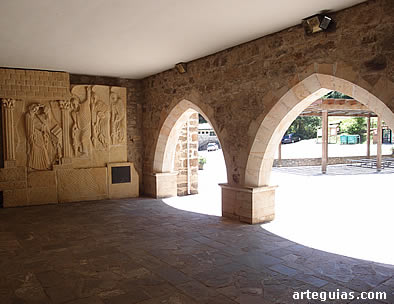 Monasterio de Santo Toribio de Li&eacute;bana: p&oacute;rtico de acceso al claustro