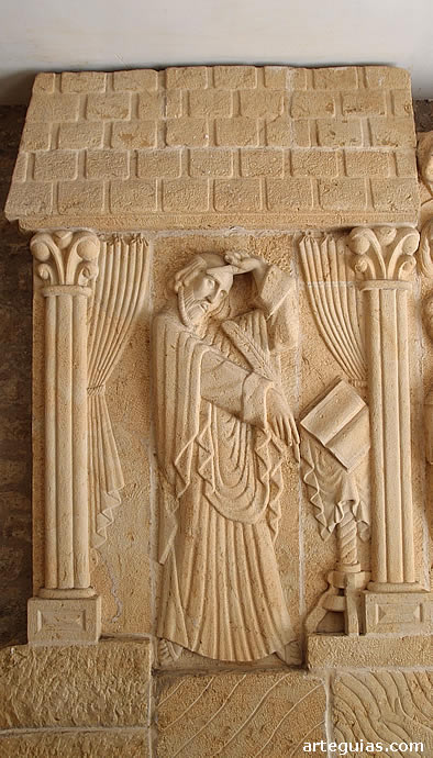 Relieve escult&oacute;rico en el p&oacute;rtico de acceso al claustro