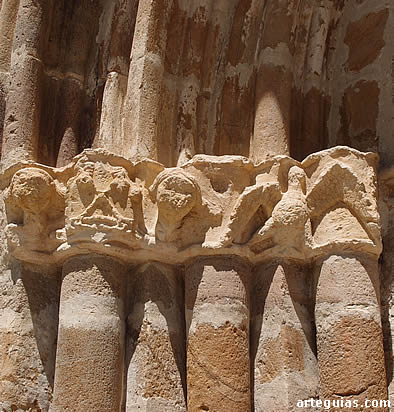 Puerta principal: capiteles del lado izquierdo