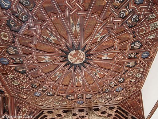 Techumbre mud&eacute;jar del piso superior del claustro
