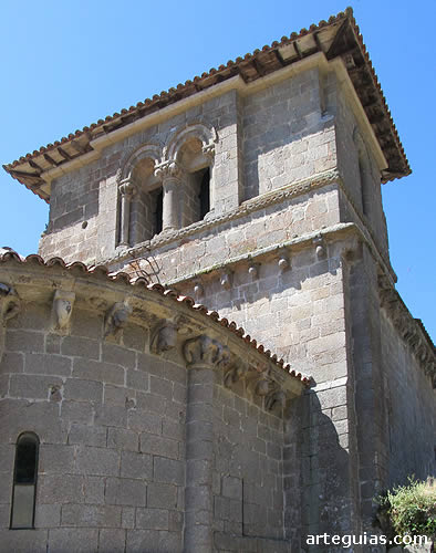 Torre campanario sobre la nave
