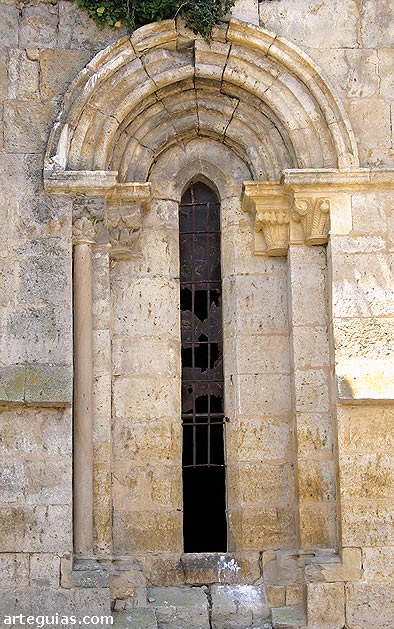 Ventanal de un &aacute;bside lateral