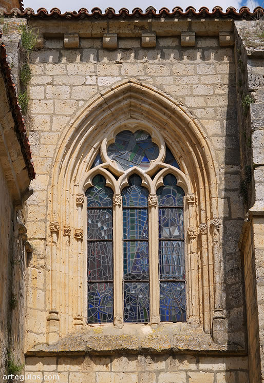 Ventanal gótico de la Capilla de los Vega