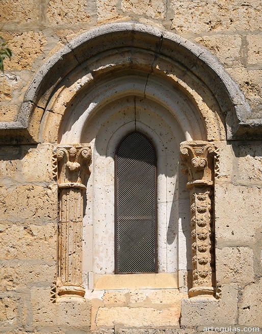 Iglesia de la Santa Espina: ventanal tardorrománico