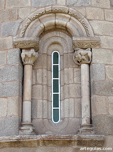 Monasterio de Santa Mar&iacute;a de Ferreira de Pant&oacute;n: ventanal de la iglesia