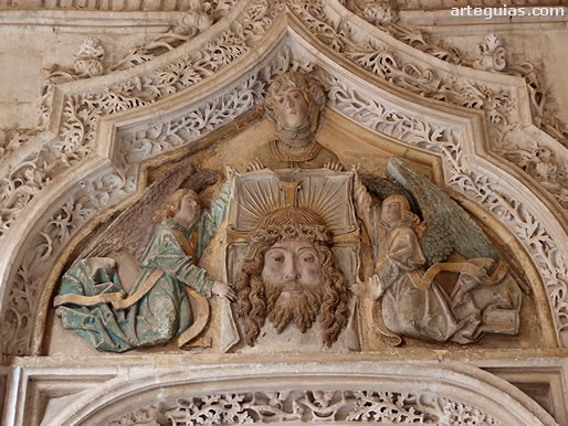Relieve de la Ver&oacute;nica en la puerta del claustro