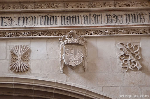 S&iacute;mbolos de los Reyes Cat&oacute;licos: escudo, yugo y flechas