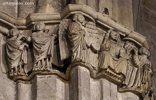 Relieve tipo capiteles con Cristo en Majestad