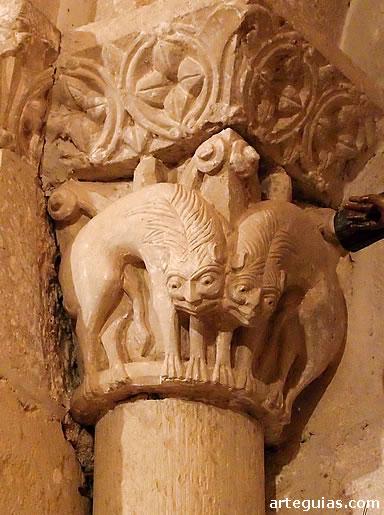 Pareja de leones en uno de los capiteles del ventanal
