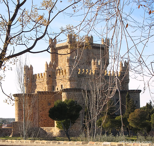 El castillo de Guadamur con su escalado vertical de vol&uacute;menes