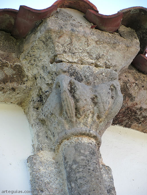 Capitel de una columna absidal