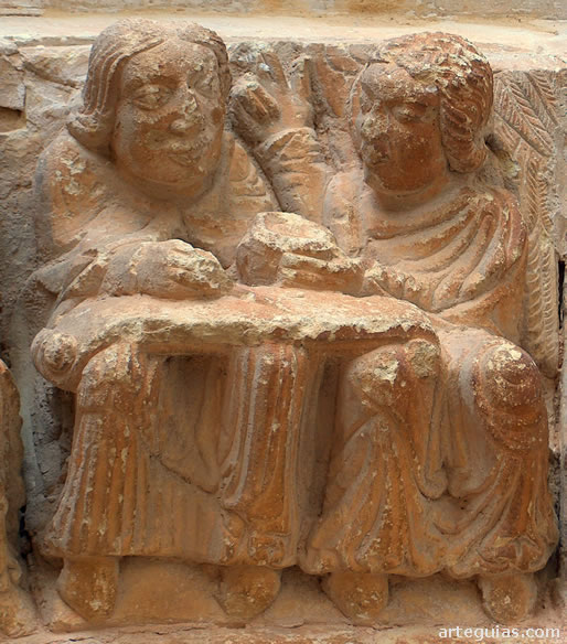 Dovela esculpida de la portada de la iglesia de la Asunci&oacute;n