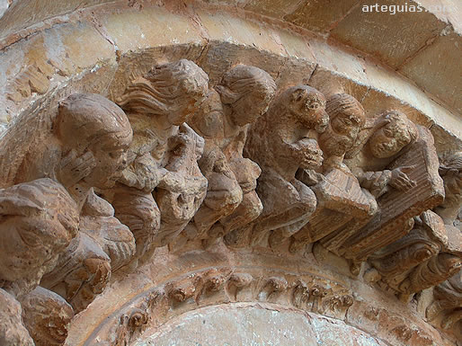Escultura de la arquivolta historiada de la portada de la iglesia parroquial
