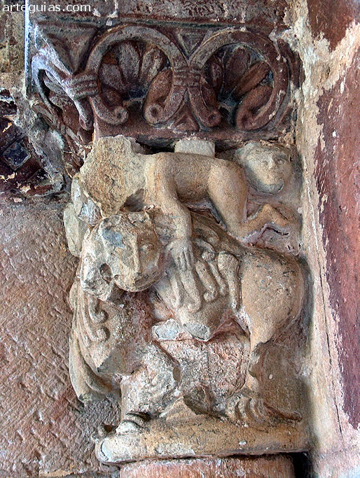 Otro capitel rom&aacute;nico de la puerta