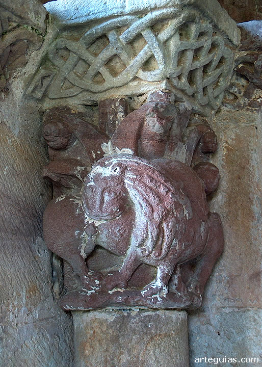 Capitel con dos leones