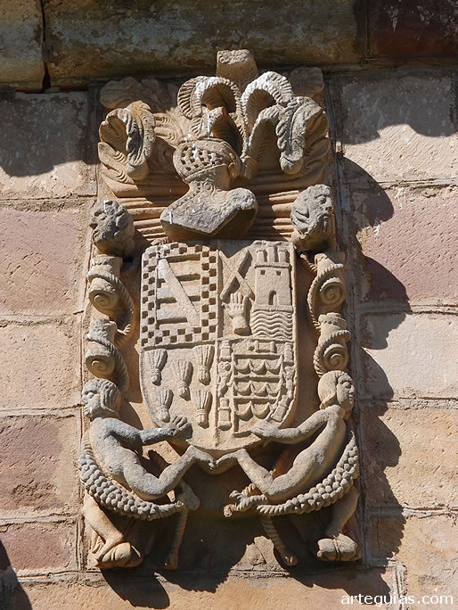 Escudo nobiliario en la sacrist&iacute;a adosada a la iglesia