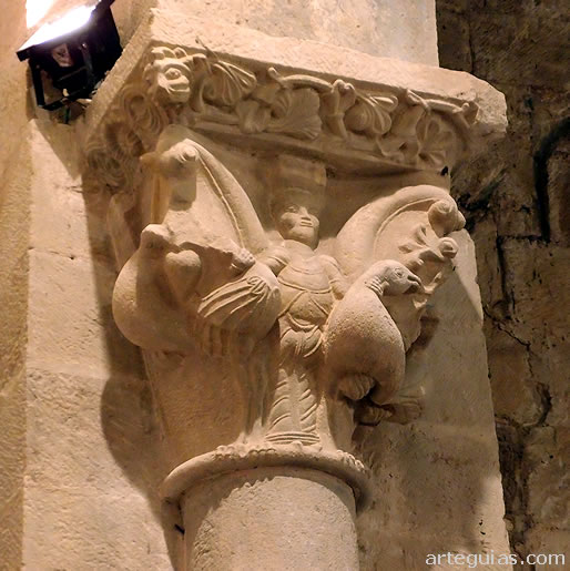 Otro capitel interior con aves