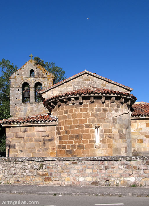Cabecera y espadaña de la iglesia de Bolmir, Cantabria