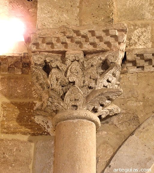 Capitel vegetal en el interior del ábside