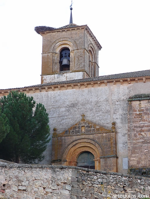 El templo rom&aacute;nico con su puerta y campanario