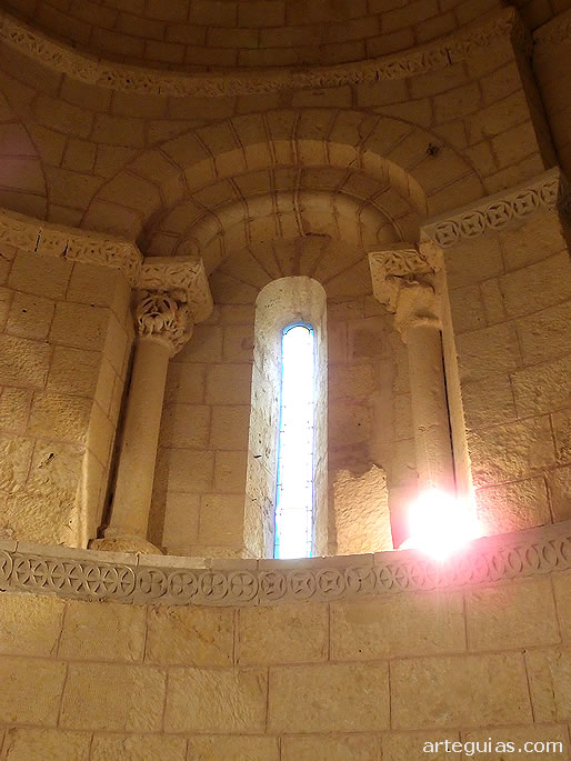 Ventanal interior del &aacute;bside