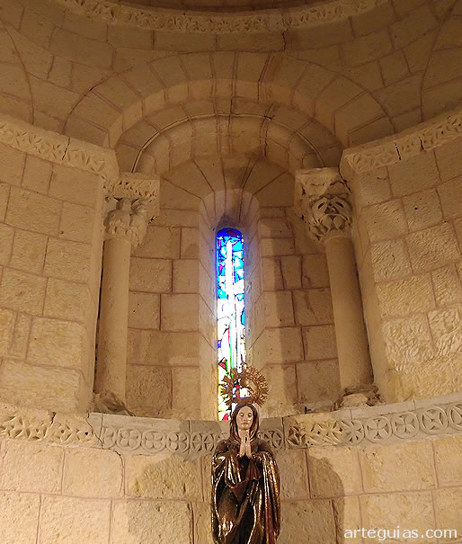 Uno de los ventanales del &aacute;bside