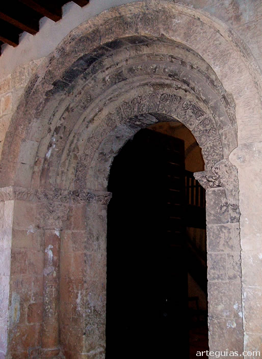 Puerta sur de comunicaci&oacute;n con la galer&iacute;a porticada