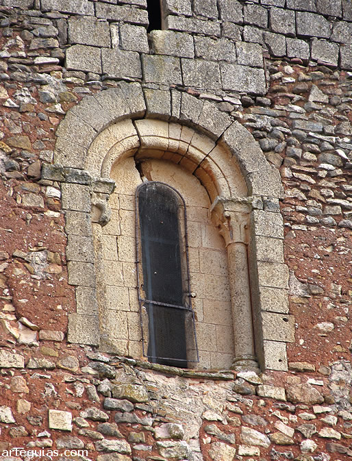 Ventanal rom&aacute;nico en el hastial occidental