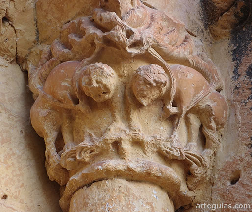 Capitel con dos leones