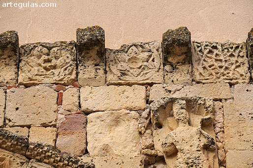 Canecillos y metopas de la portda románica