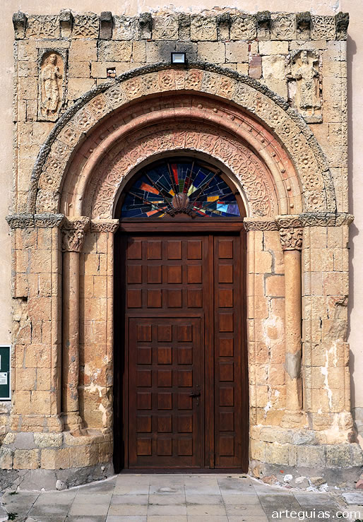 Cabañas de Polendos: puerta románica en el muro meridional