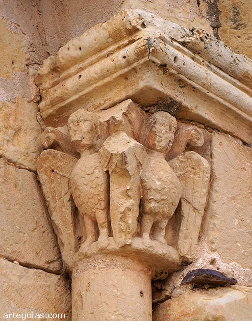 Capitel del ventanal del templo de Cabañas de Polendos