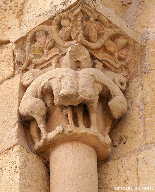 Ventanal del ábside que representa dos leones encorvados y vigilantes