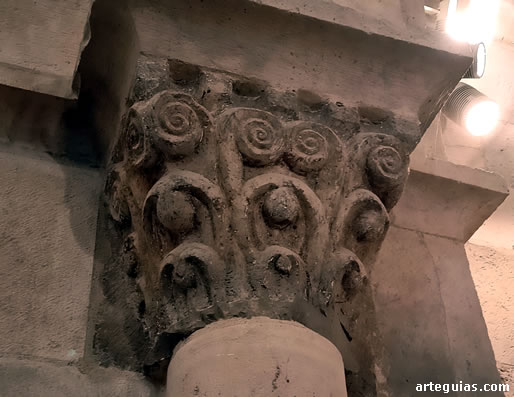 Capitel interior del arco triunfal