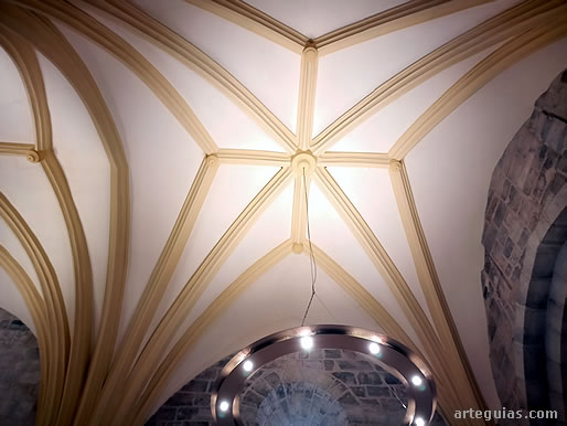 Bóveda de crucería del siglo XVI en la nave