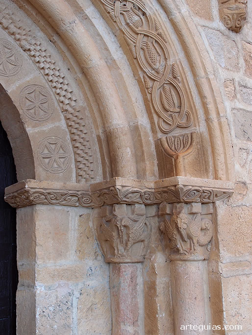 Conformación de la puerta de la iglesia de Cerezo de Abajo: arquivoltas y columnas