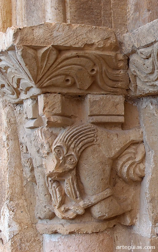 Capitel con leones esquemáticos