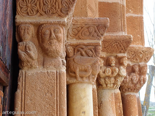 Mocheta y capiteles figurados de la puerta. Iglesia de Fuensaúco