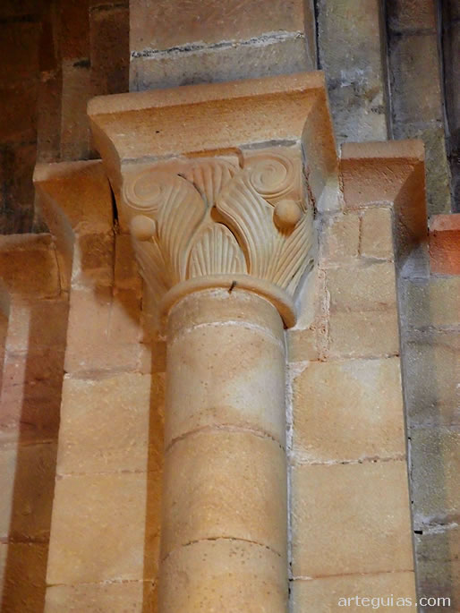 Columna románica interior