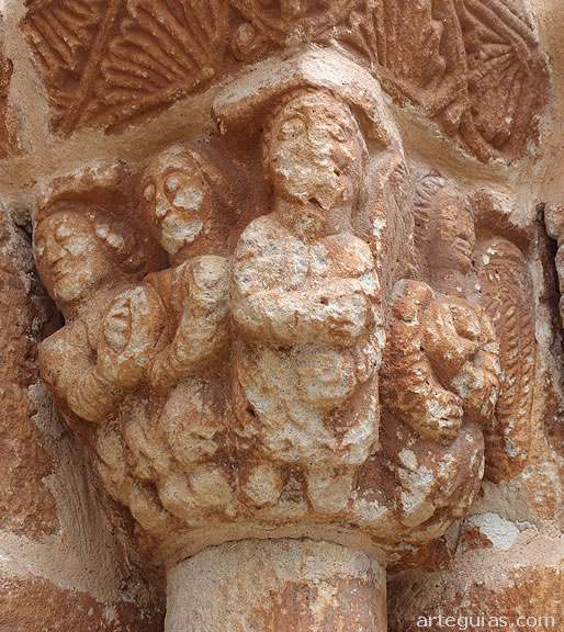 Capitel con tres hombres y un ángel