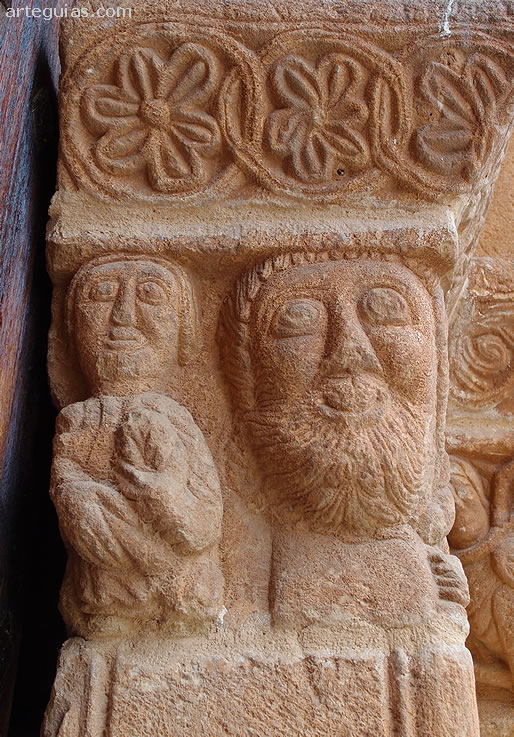 Mocheta historiada de la puerta de la iglesia soriana de Fuensaúco