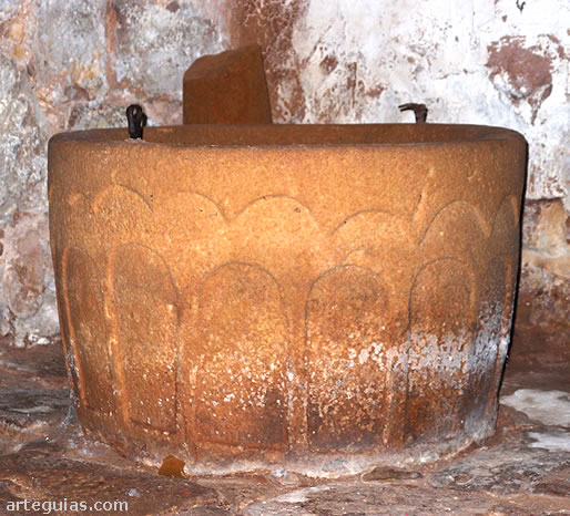 Pila bautismal románica de la iglesia de Fuensaúco, Soria