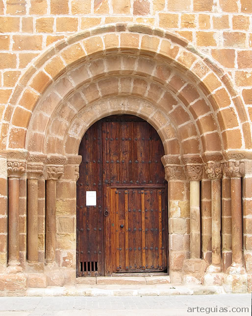 Puerta de la iglesia románica de Fuensaúco