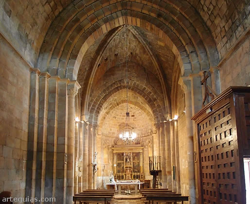 Arcos monumentales construidos para soportar una estructura torreada
