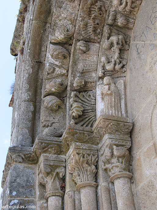Arquivoltas de la puerta occidental de la iglesia románica de Gustei, Ourense
