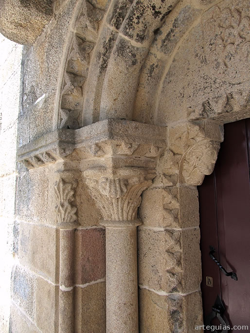 Lateral izquierdo de la puerta sur