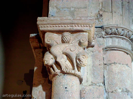 Capitel con leones en el arco triunfal